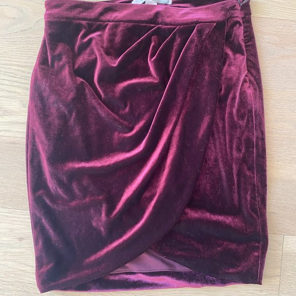 Forever 21 Maroon Velvet Ruched Skirt Small - Picture 3 of 3